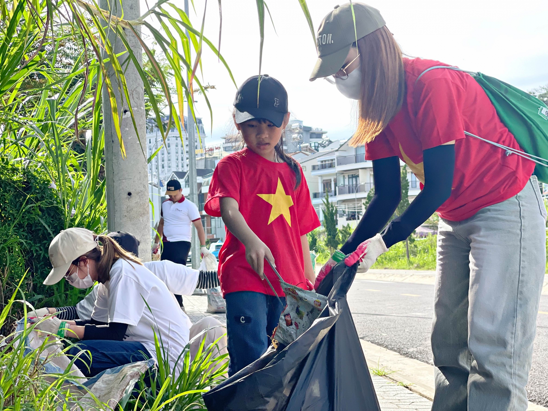 Nhiều trẻ em được bố mẹ đưa đi tham gia chiến dịch gom rác góp phần giúp thành phố Đà Lạt xanh, sạch, đẹp