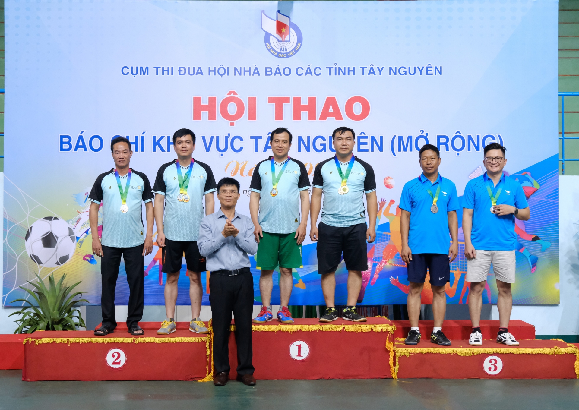 2 cặp vận động viên bóng bàn Lâm Đồng giành giải huy chương vàng và bạc nội dung bóng bàn đôi nam