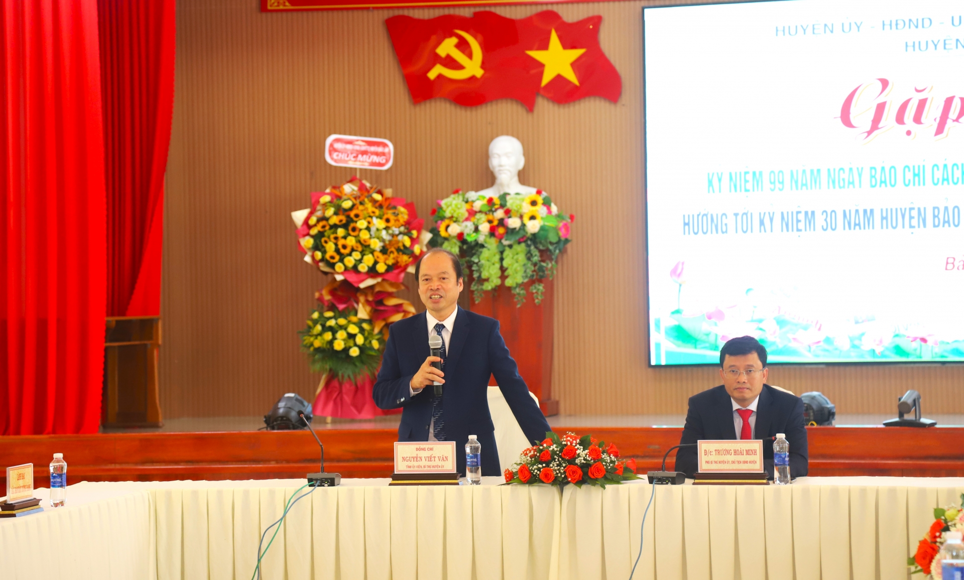 Đồng chí Nguyễn Viết Vân - Bí thư Huyện ủy Bảo Lâm ghi nhận, tiếp thu ý kiến đóng góp của các nhà báo, phóng viên tại buổi gặp mặt