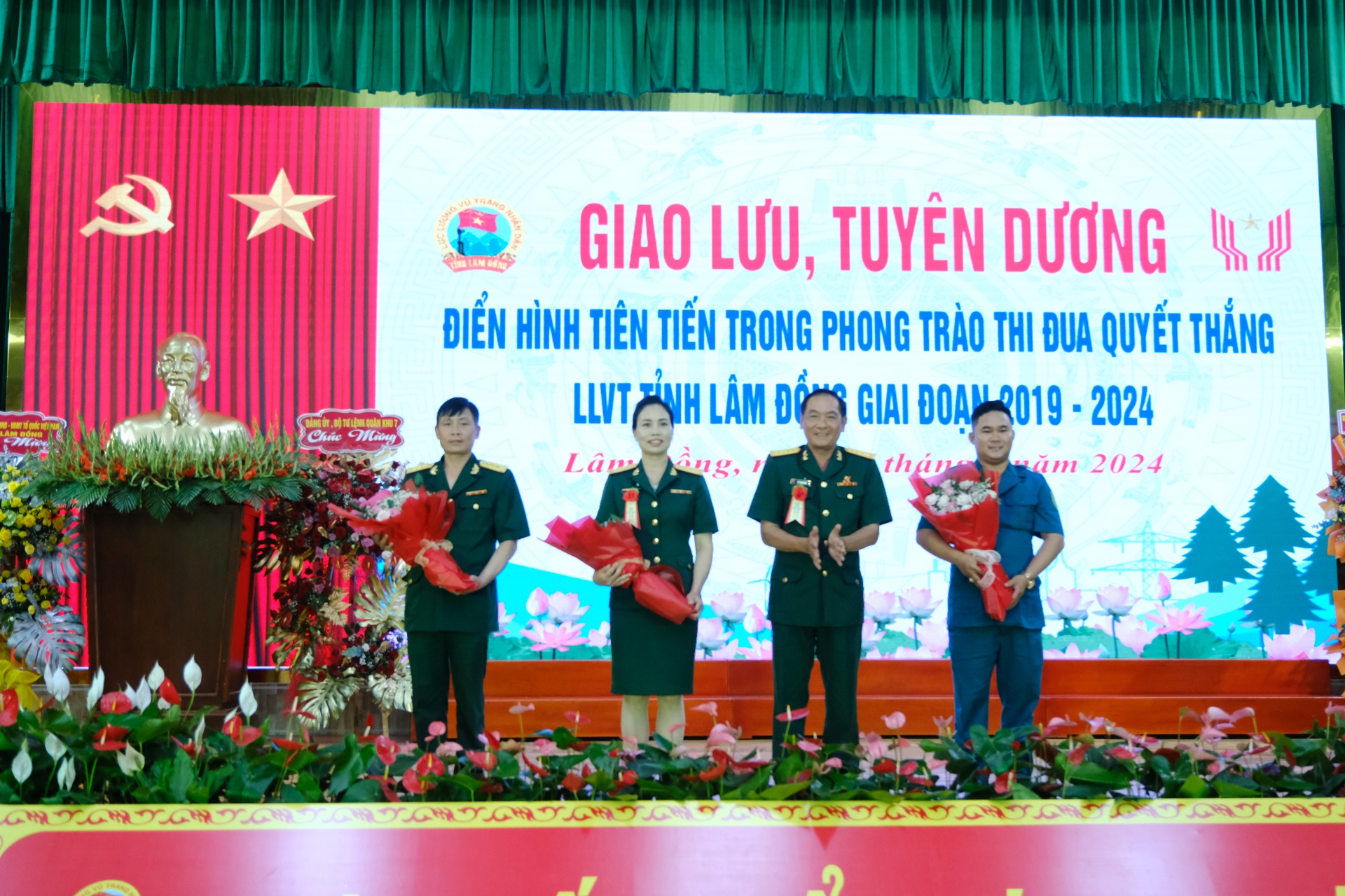 Đại tá Vy Thanh Minh - Phó Chỉ huy trưởng, Tham mưu trưởng Bộ CHQS tỉnh tặng hoa chúc mừng các tập thể điển hình tiên tiến 