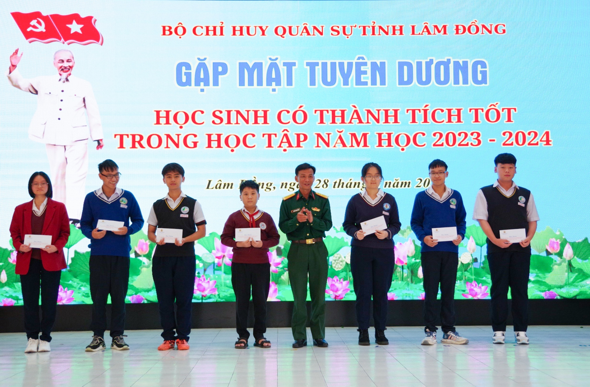 Đại tá Nguyễn Thanh Quảng - Phó Chính ủy Bộ CHQS tỉnh khen thưởng  các học sinh đạt giải cấp tỉnh 