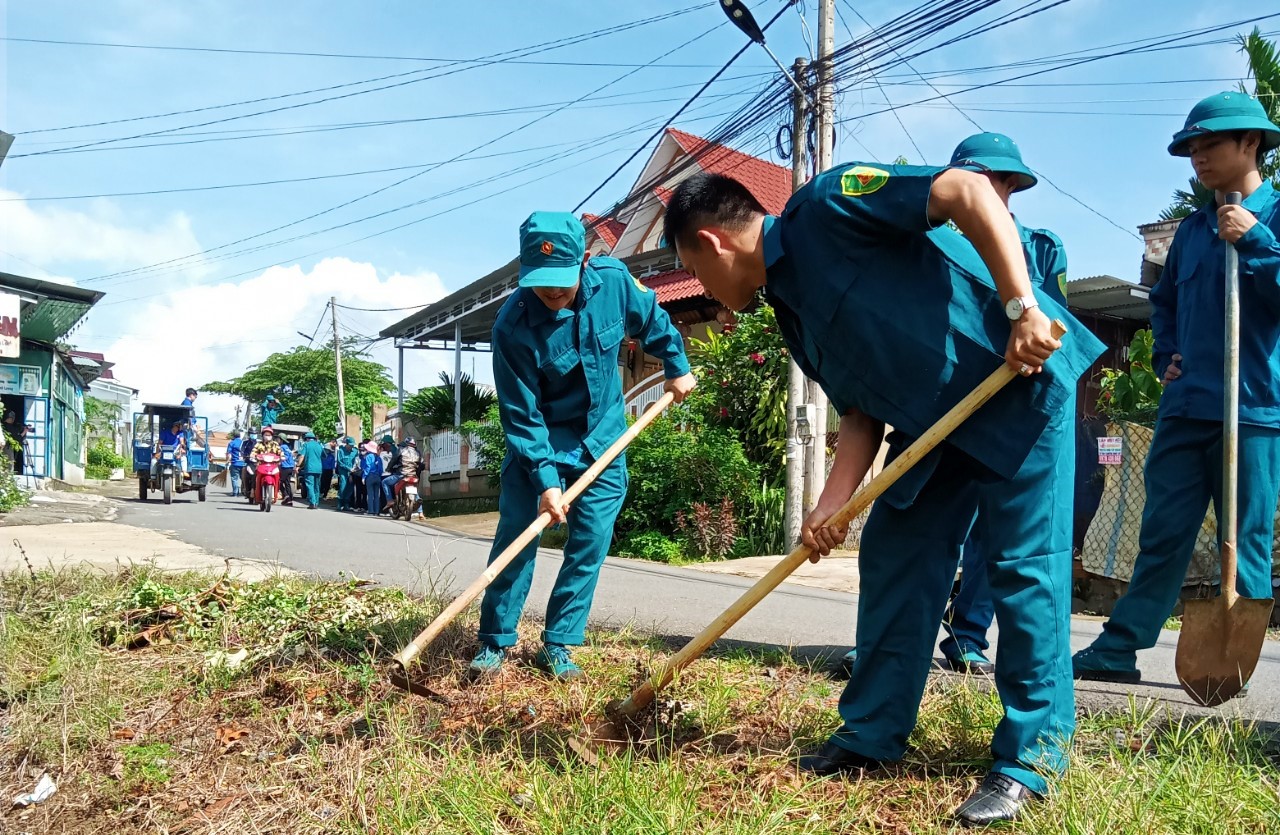 Lực lượng dân quân tham gia vệ sinh môi trường