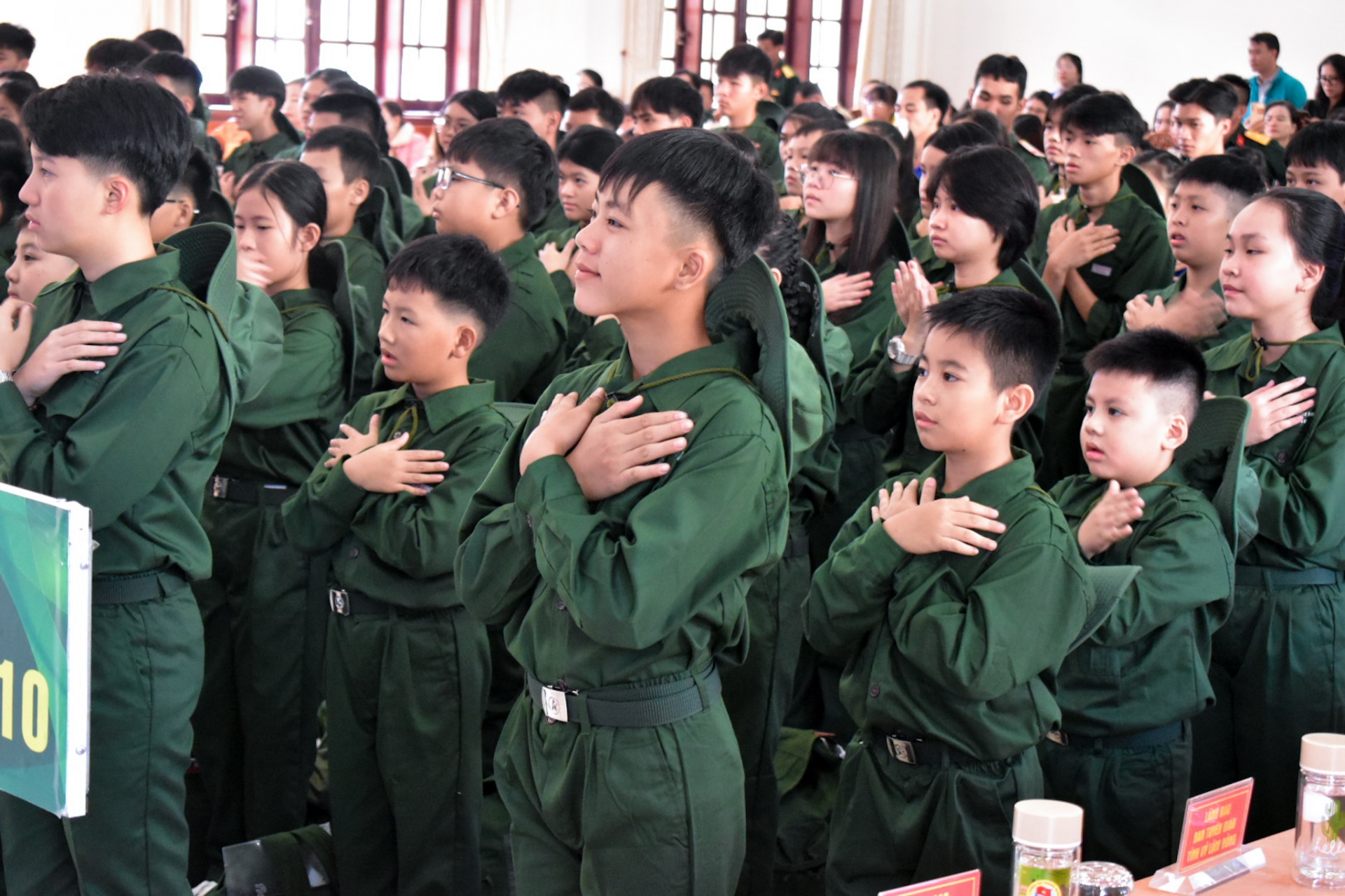 Gần 100 “chiến sĩ nhí” tham gia Học kỳ quân đội