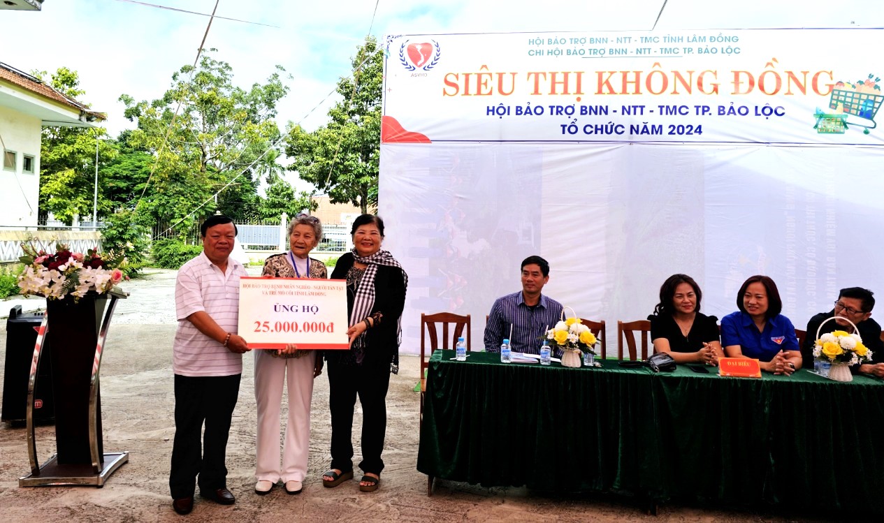 Ông Nguyễn Văn Lực – Chủ tịch Hội Bảo trợ Bệnh nhận nghèo – Người tàn tật và Trẻ mồ côi tỉnh Lâm Đồng trao hỗ trợ 25 triệu đồng cho chương trình Siêu thị 0 đồng