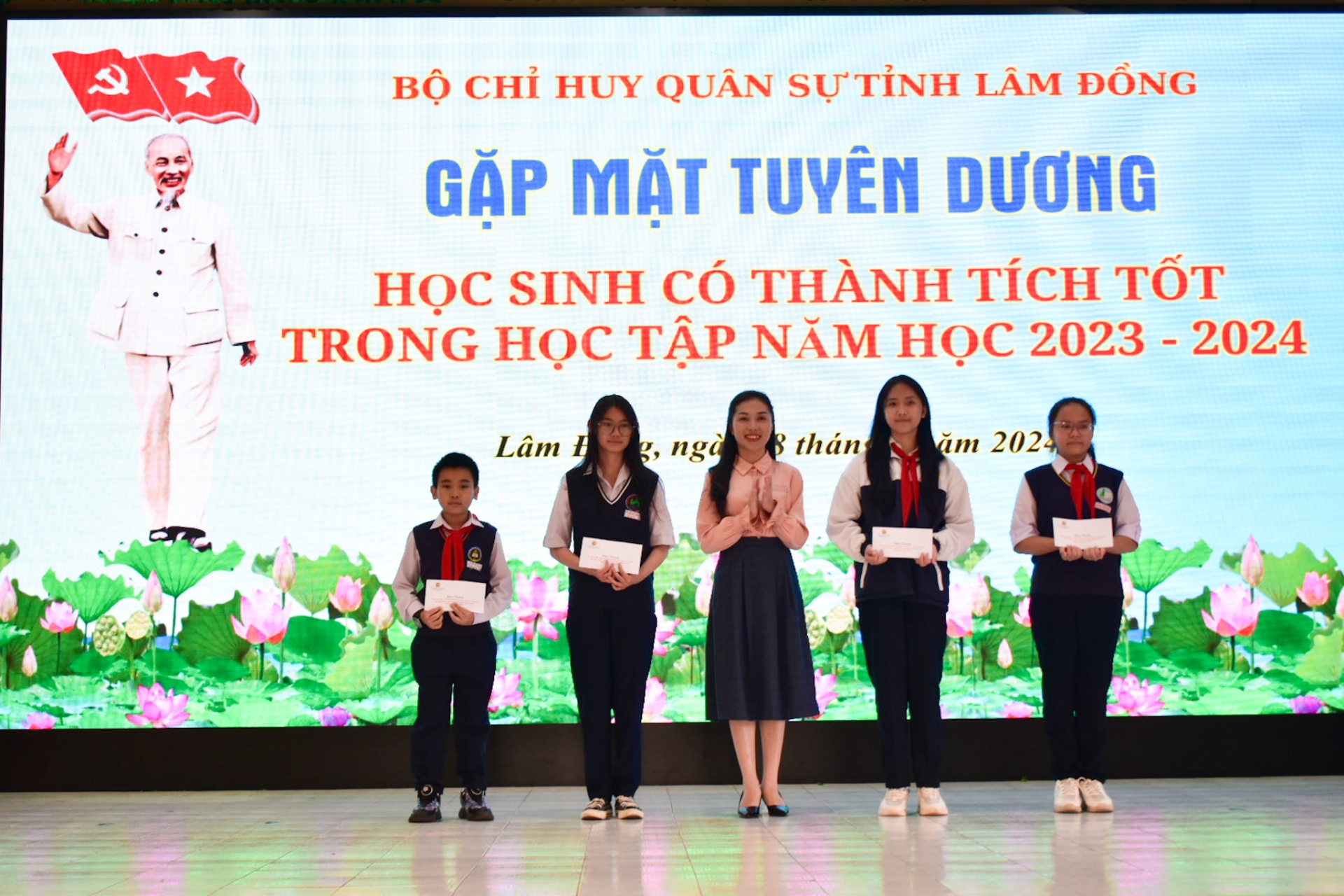 Chị Trần Diệp Mỹ Dung - Phó Bí thư Tỉnh đoàn khen thưởng học sinh đạt giải cấp huyện, thành phố