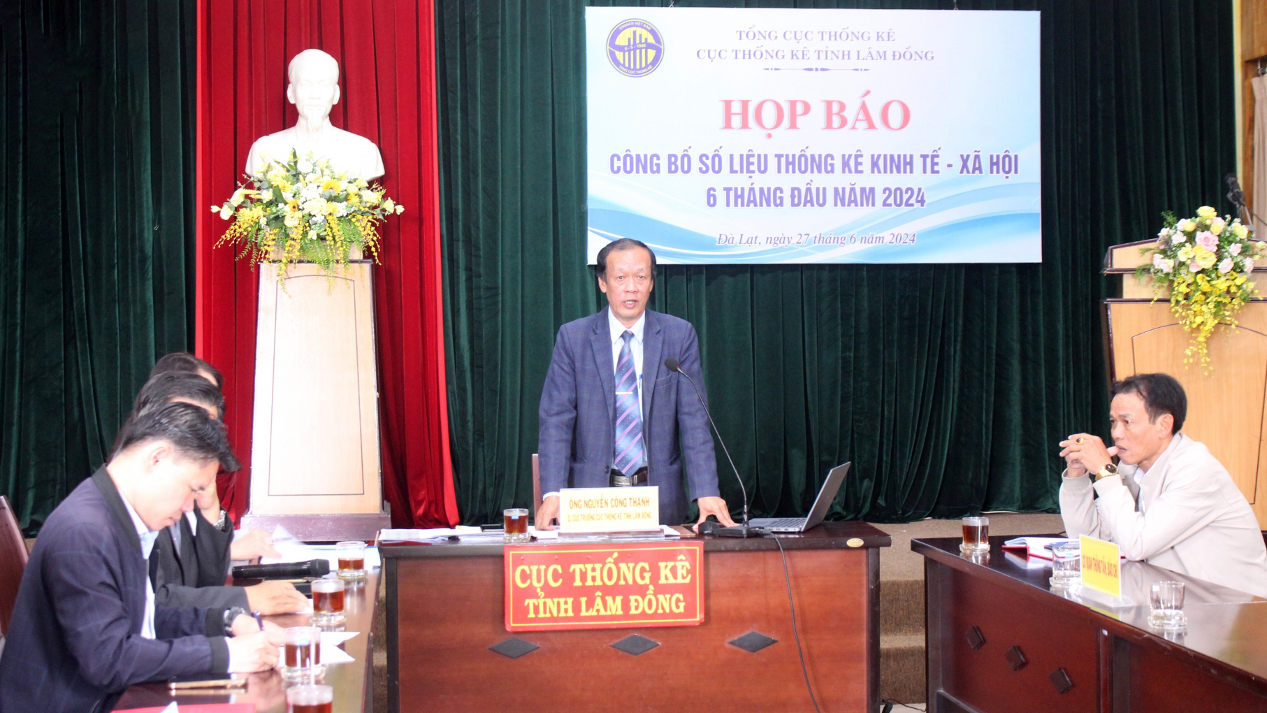 Quyền Cục trưởng Cục Thống kê Lâm Đồng Nguyễn Công Thạnh công bố số liệu thống kê tại buổi họp báo