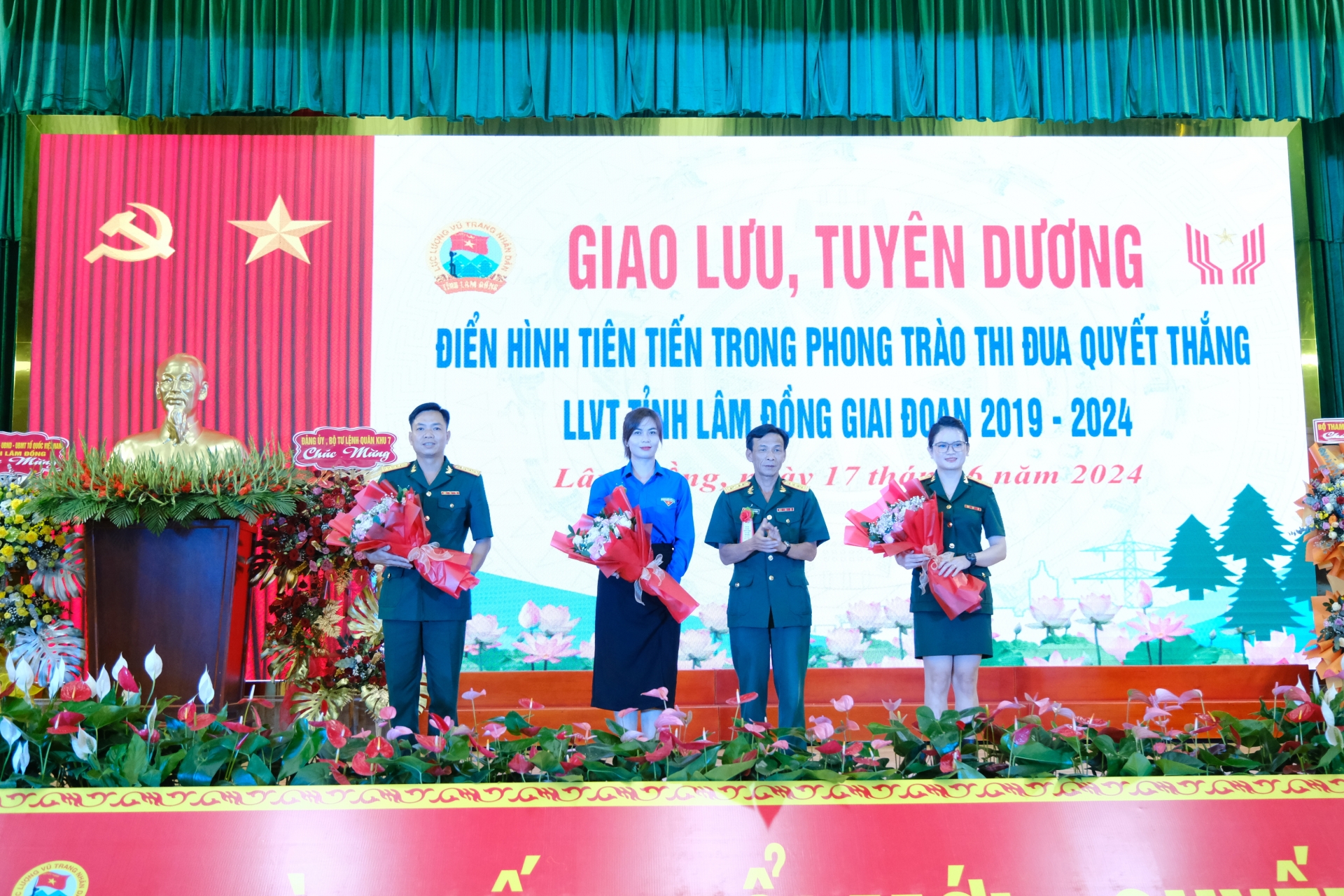 Đại tá Nguyễn Thanh Quảng - Phó Chính ủy Bộ CHQS tỉnh tặng hoa chúc mừng các cá nhân điển hình tiên tiến 