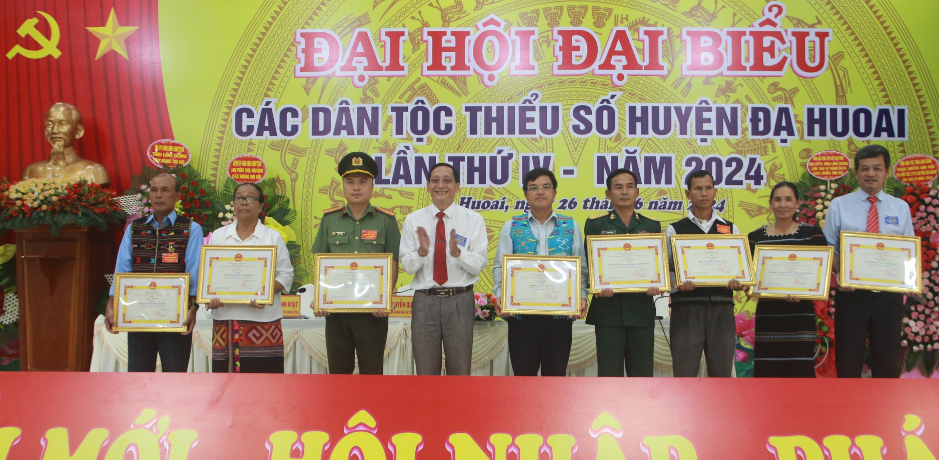 Tặng giấy khen của UBND huyện Đạ Huoai cho các tập thể