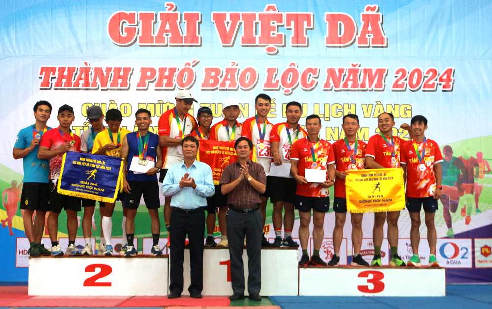 Ban Tổ chức trao giải đồng đội nam cho các đơn vị tham gia Giải Việt dã