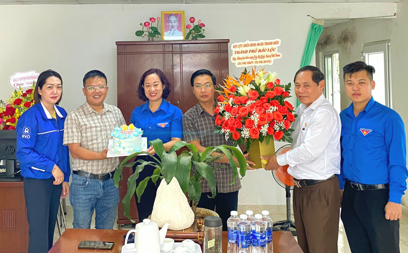 Hội CCB và Đoàn Thanh niên TP Bảo Lộc chúc mừng Báo Lâm Đồng, Văn phòng Thường trú tại TP Bảo Lộc