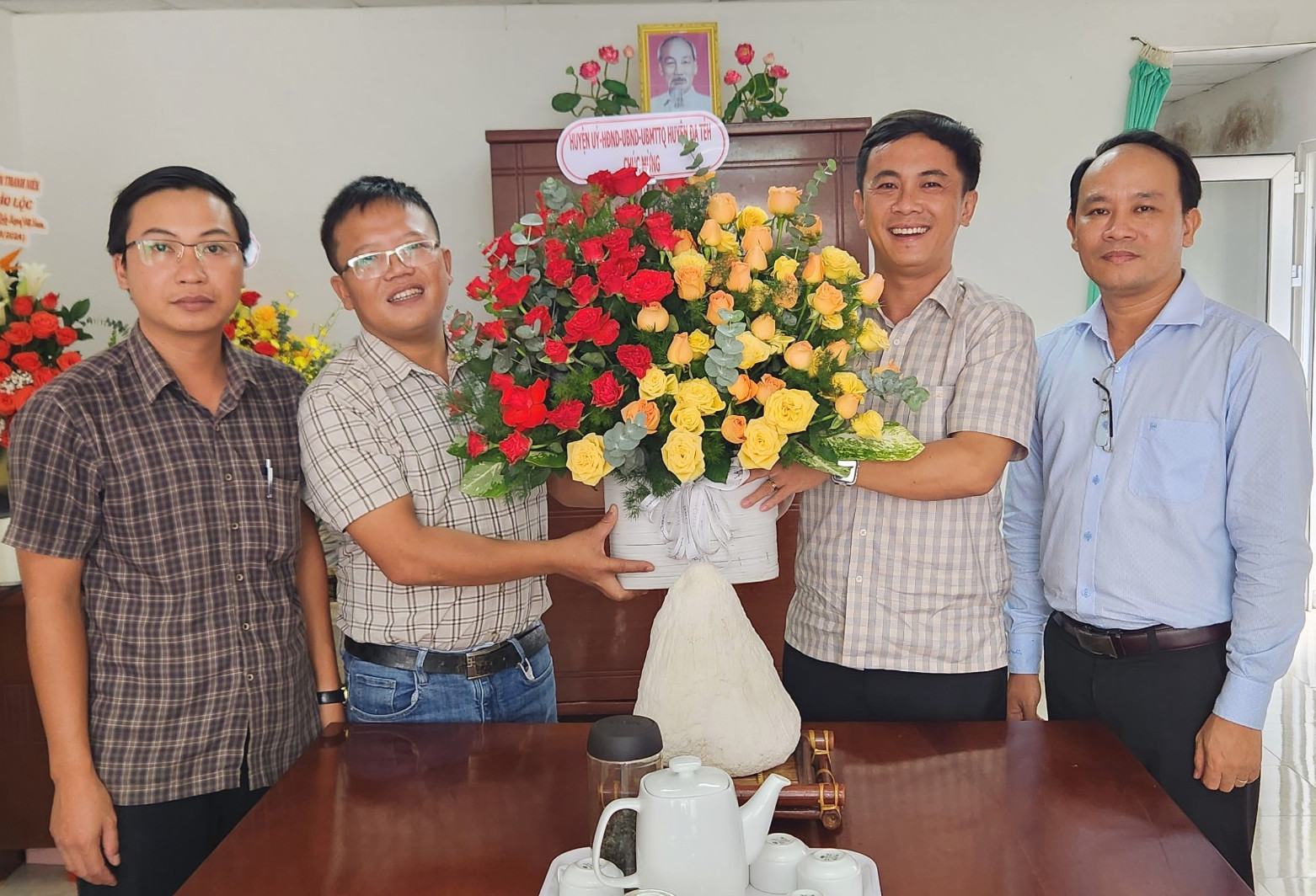 Các cơ quan, đơn vị thăm, chúc mừng Văn phòng Báo Lâm Đồng tại TP Bảo Lộc nhân ngày 21/6