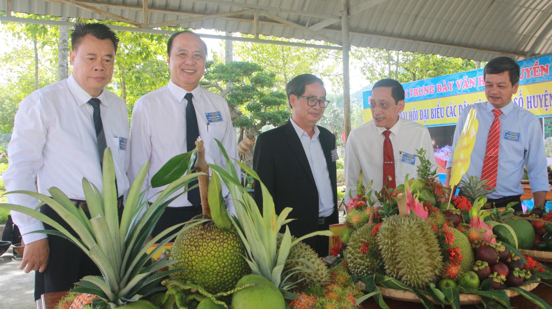 Lãnh đạo huyện Đạ Huoai giới thiệu các loại trái cây, thổ cẩm, cồng chiêng đến các vị đại biểu