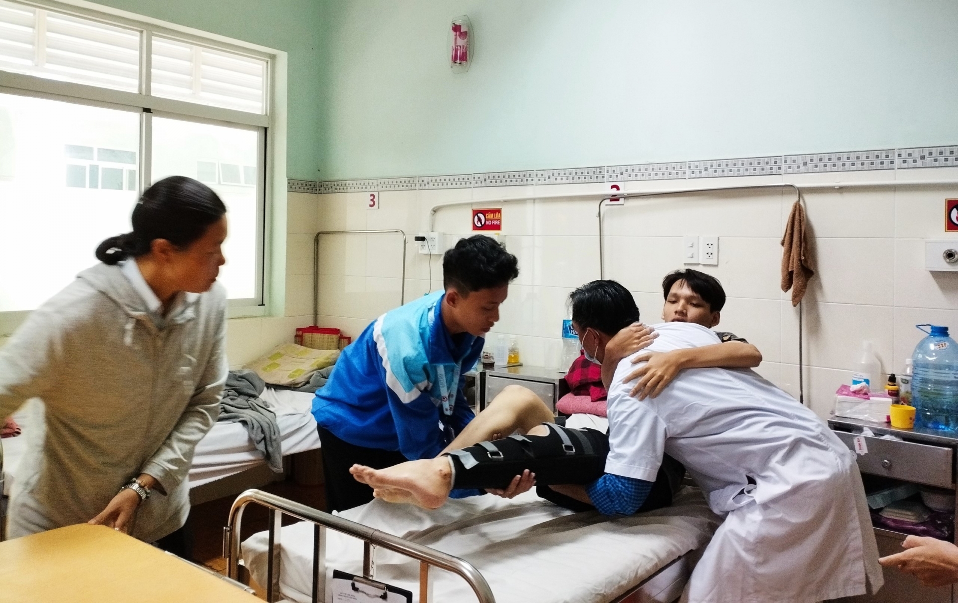 Vì lý do sức khỏe, em Tuấn Anh không thể dự thi các môn thi tốt nghiệp THPT vào sáng 28/6 và được chuyển trở lại Bệnh viện II Lâm Đồng tiếp tục điều trị