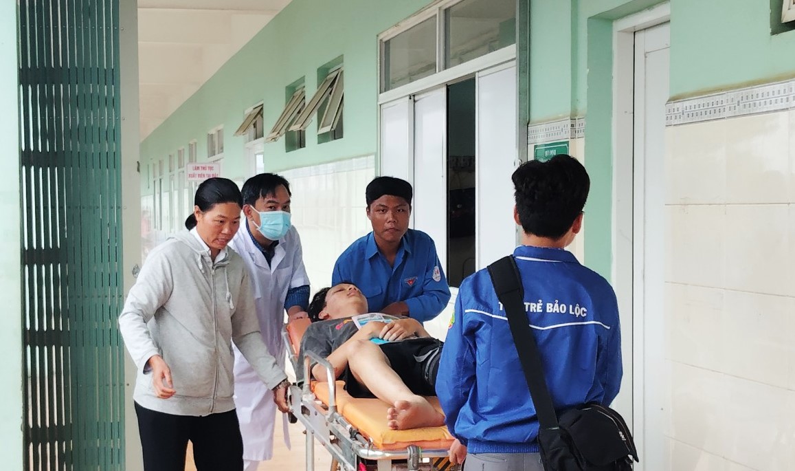 Nhân viên y tế Bệnh viện II Lâm Đồng cùng thanh niên tình nguyện tiếp sức mùa thi đưa đón em Trần Tuấn Anh từ Bệnh viện II Lâm Đồng đến dự thi tốt nghiệp vào sáng 28/6