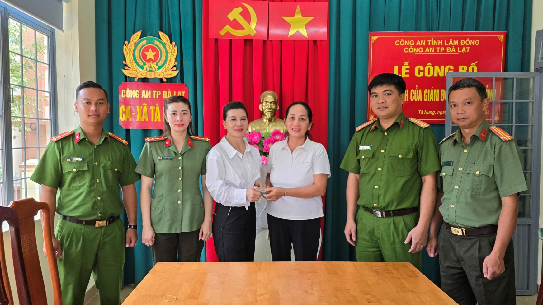 Chị Ninh Thị Chất (thứ 3 từ phải sang) trao lại số tiền cho chị Đào Thị Dung