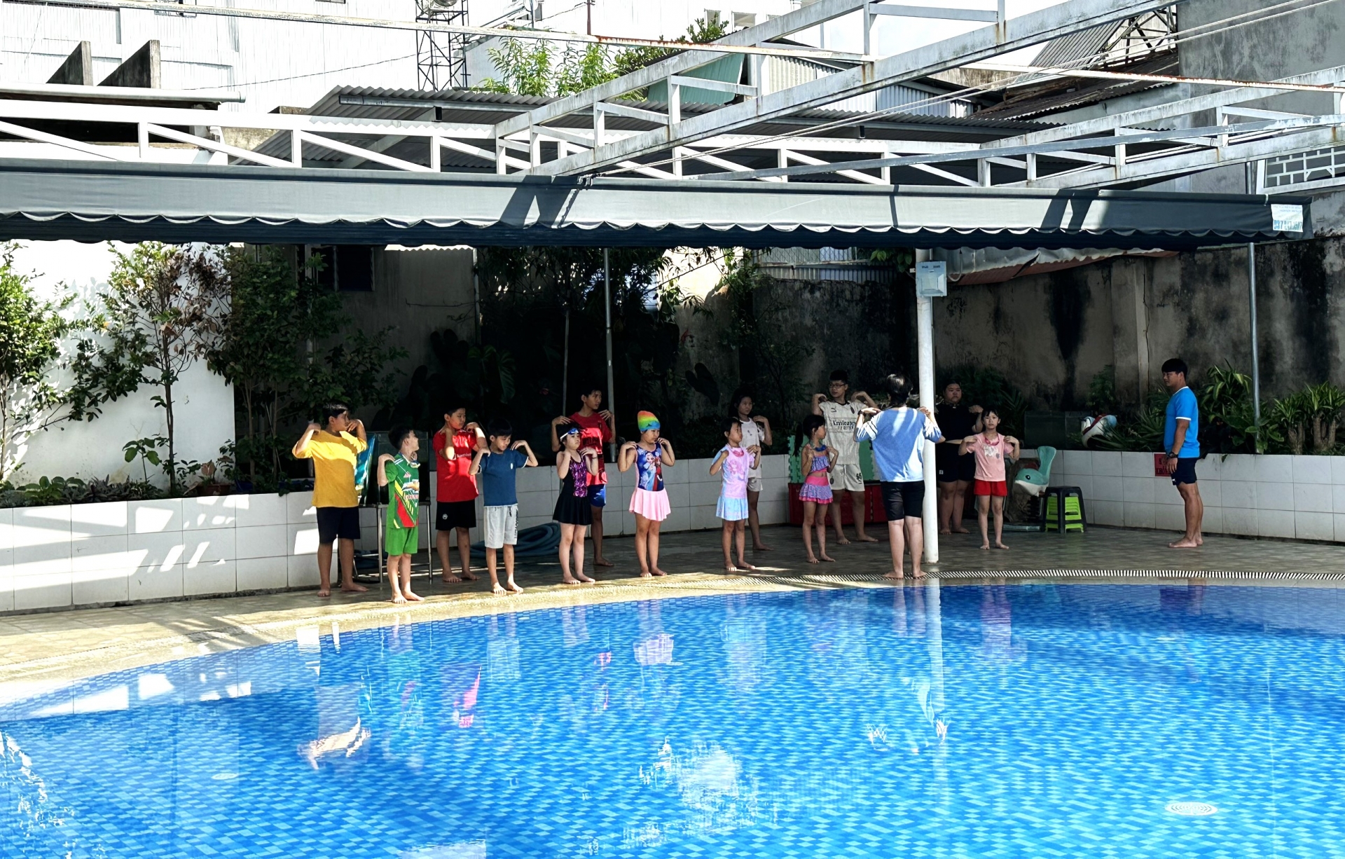 Đoàn thanh niên các phường, xã trên địa bàn TP Bảo Lộc tổ chức dạy bơi miễn phí cho hàng trăm em học sinh