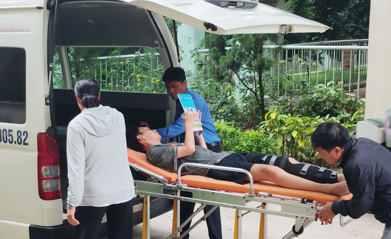 Trên đường di chuyển bằng xe cấp cứu từ Bệnh viện II Lâm Đồng đến điểm thi, em Tuấn Anh vẫn nỗ lực ôn bài