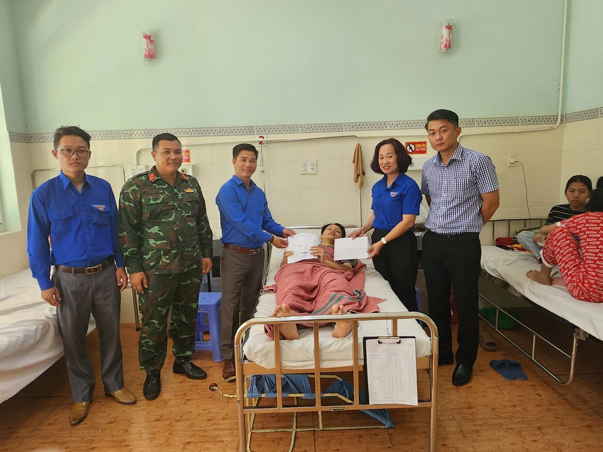 Đại diện Đoàn khối Các cơ quan tỉnh Lâm Đồng và Đoàn thanh niên Ban Chỉ huy Quân sự TP Bảo Lộc đến thăm hỏi, động viên em Trần Tuấn Anh