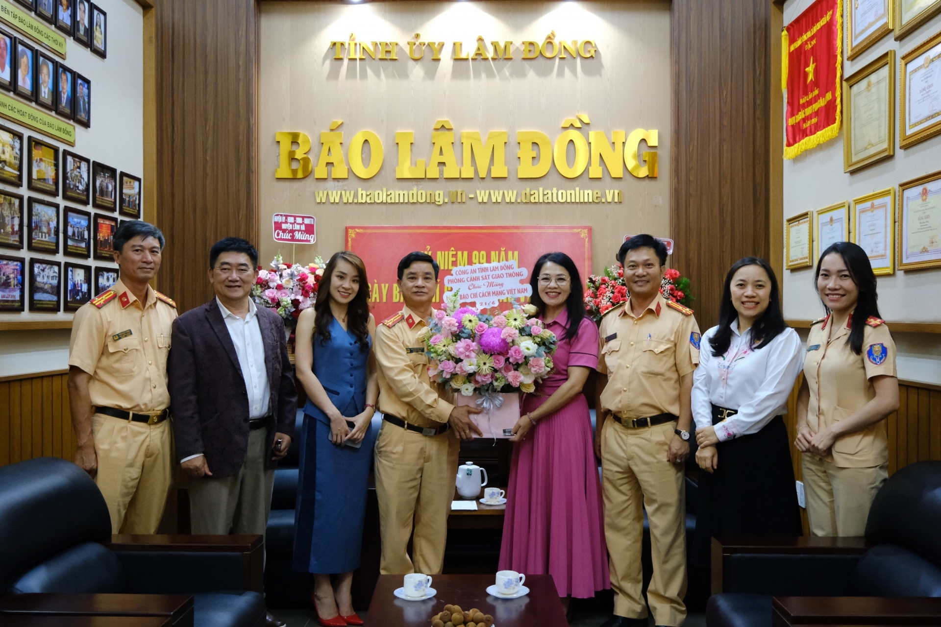 Lãnh đạo Phòng Cảnh sát giao thông chúc mừng Báo Lâm Đồng