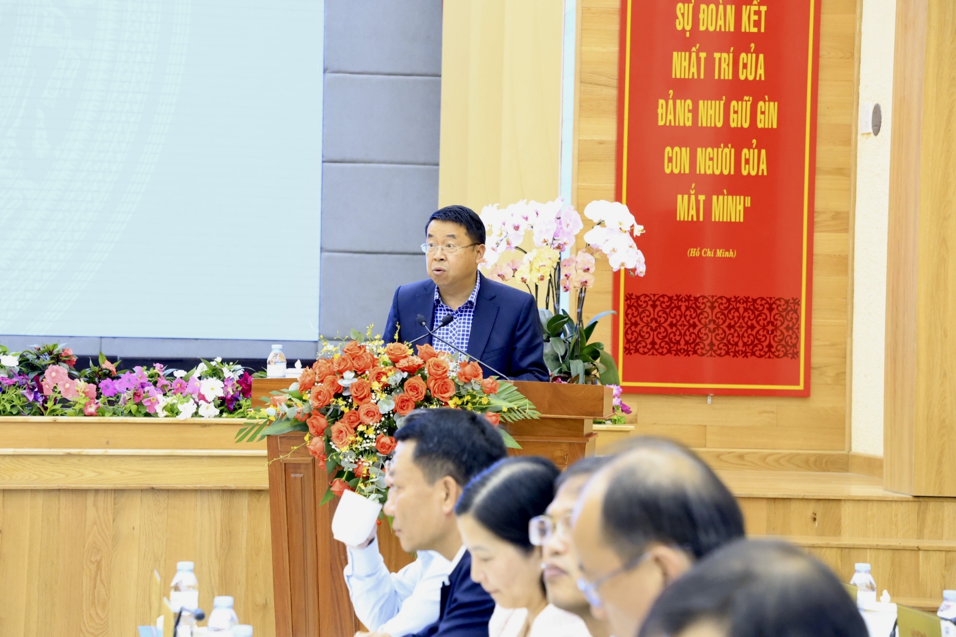 Ông Tôn Thiện San – Giám đốc Sở Kế hoạch và Đầu tư tỉnh Lâm Đồng trình bày báo cáo tình hình KT-XH của tỉnh trong 6 tháng qua