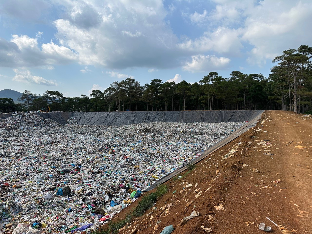 Hố chôn lấp tại bãi rác Lộc Phú thi công cơ bản hoàn thiện và đã đưa vào sử dụng. Ảnh chụp: Tháng 4/2024