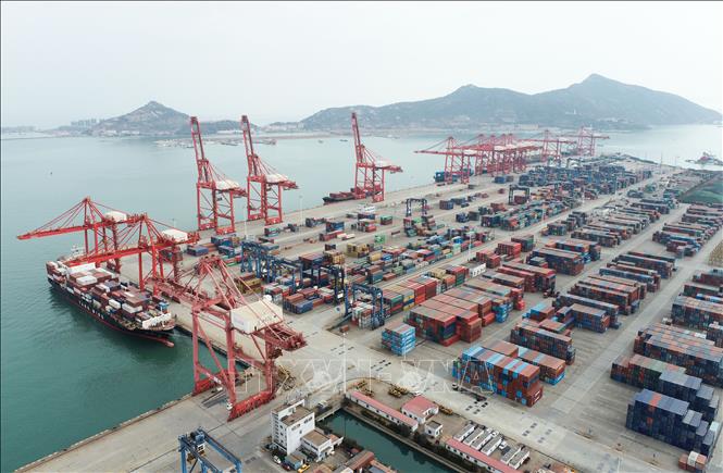 Tàu container tại cảng ở tỉnh Giang Tô, Trung Quốc. Ảnh minh họa