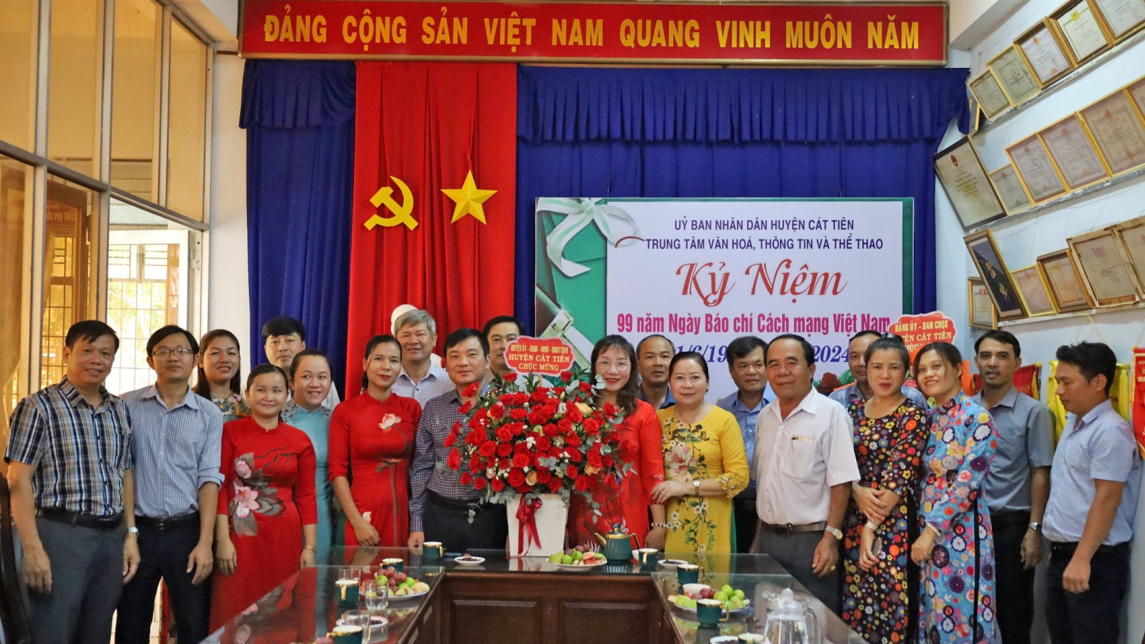 Lãnh đạo huyện Cát Tiên thăm, chúc mừng Trung tâm Văn hóa - Thông tin và Thể thao huyện nhân ngày 21/6