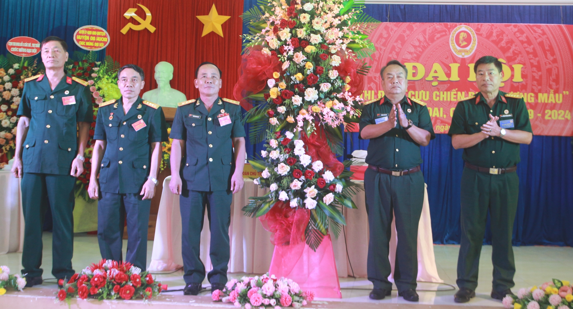 Đồng chí Dương Công Hiệp - Phó Chủ tịch Hội CCB tỉnh tặng hoa chúc mừng Đại hội