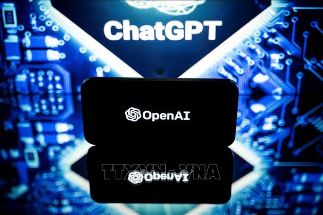 Biểu tượng của Công ty OpenAI và ChatGPT trên màn hình ở Toulouse, Pháp