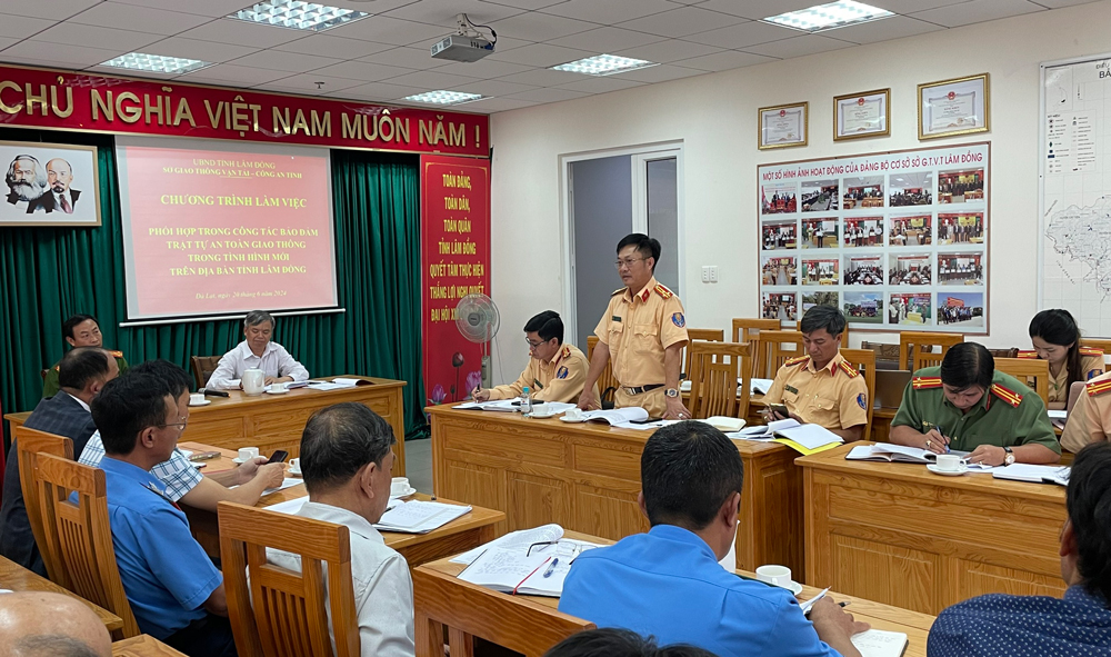 Thượng tá Cù Tuấn Nghĩa – Phó trưởng Phòng CSGT tham gia ý kiến, trao đổi, đánh giá, đề xuất tại Hội nghị