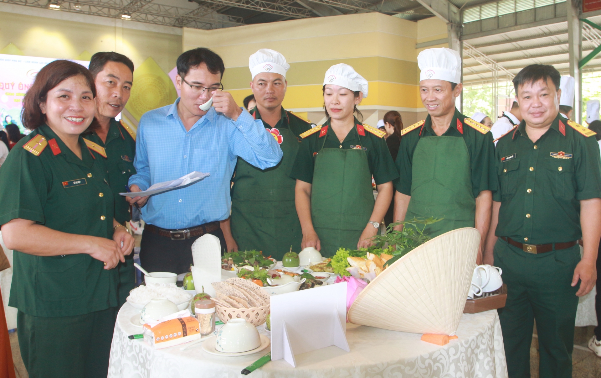 Ban Tổ chức thử hương vị các món ăn do Ban CHQS TP Bảo Lộc nấu