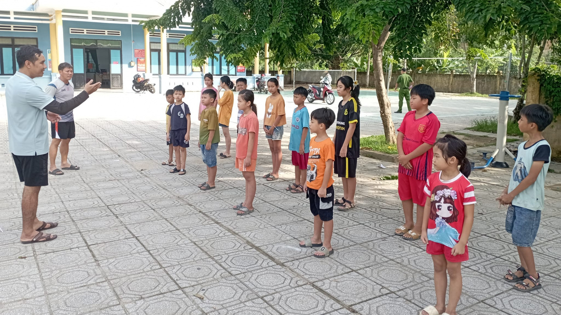 Huấn luyện viên truyền đạt, hướng dẫn lý thuyết các kỹ năng bơi lội cho trẻ em