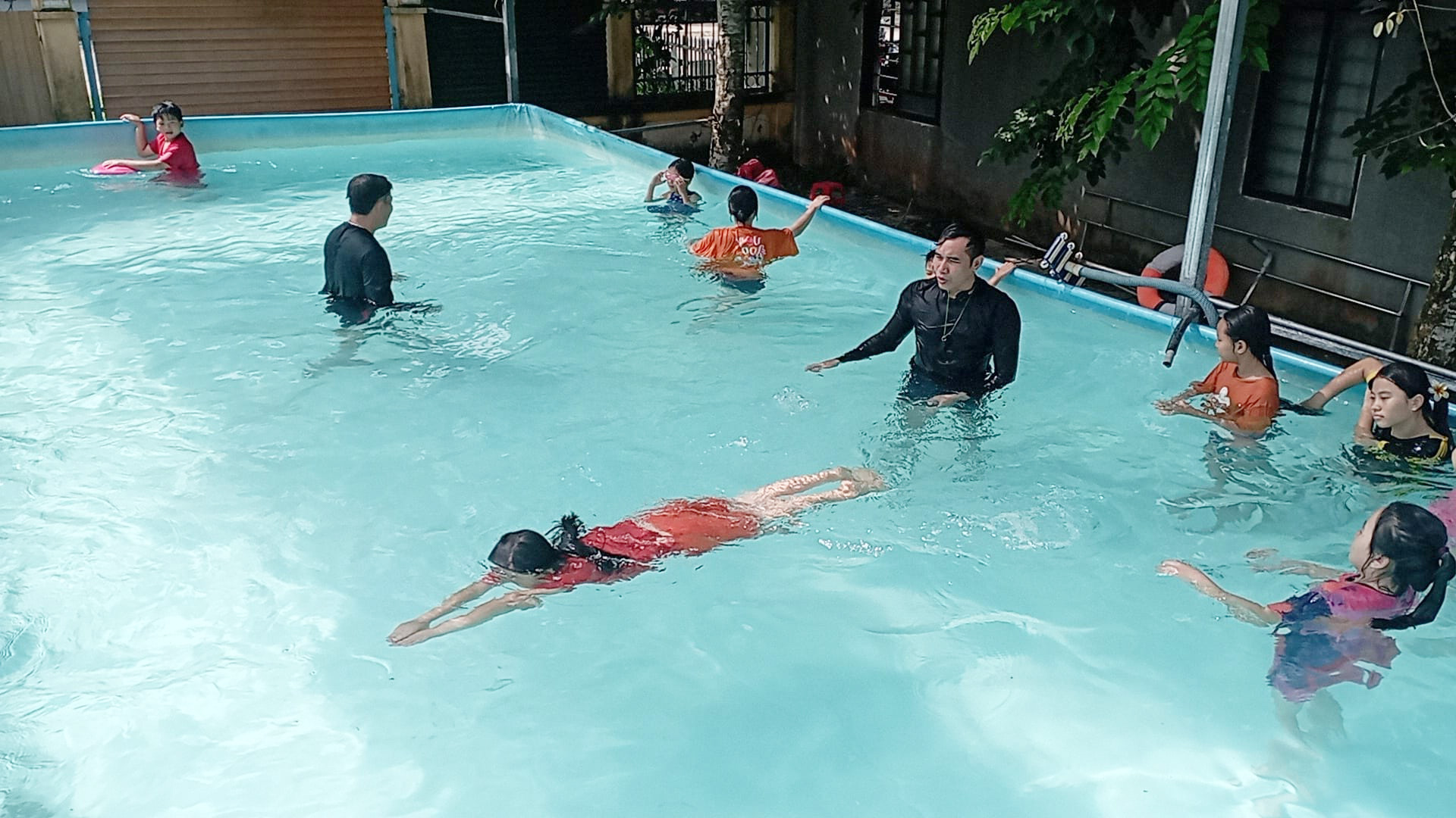 Các em học sinh xã Gia Viễn tham gia các khóa dạy bơi miễn phí