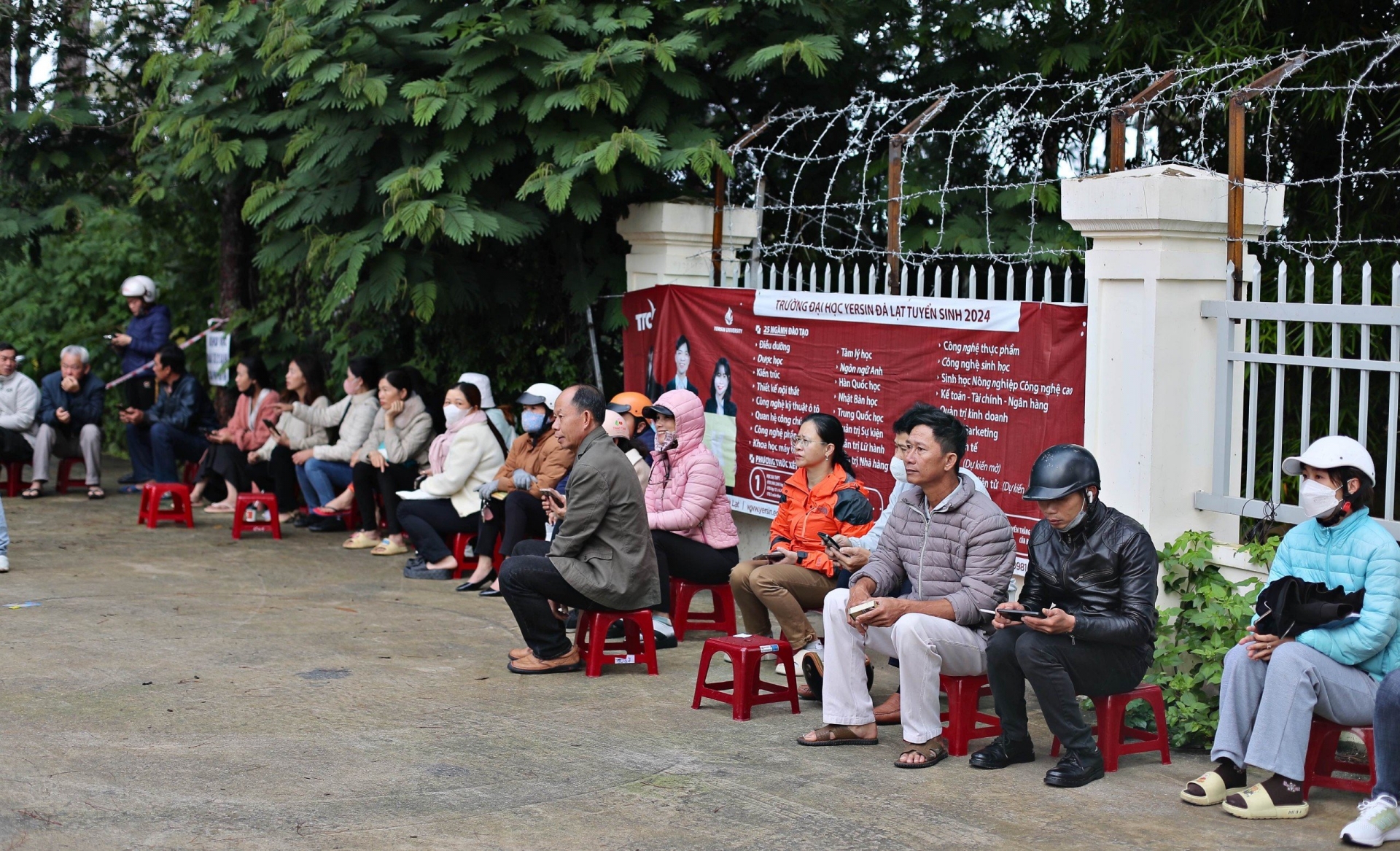Điểm thi ở Trường THPT Trần Phú sắp xếp ghế ngồi cho các bậc phụ huynh..jpg