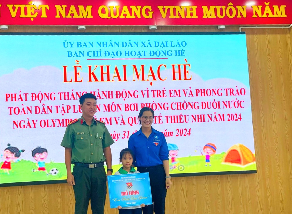 Đoàn Thanh niên Công an TP Bảo Lộc trao tặng mô hình Em nuôi của Đoàn