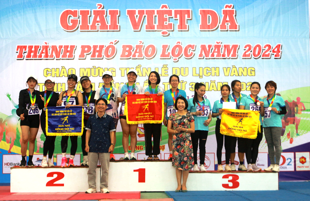 Ban Tổ chức trao giải đồng đội nữ cho các đơn vị tham gia Giải Việt dã