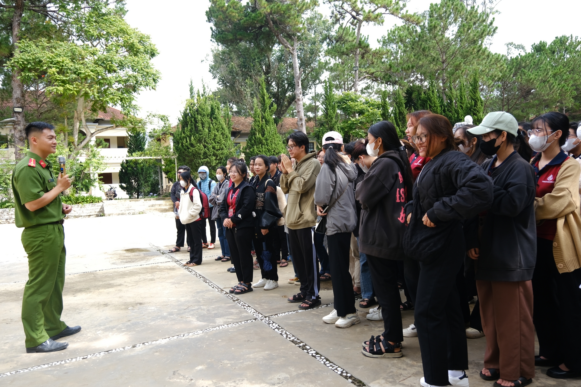 Hơn 2.200 cán bộ công nhân viên, giáo viên và sinh viên cùng người dân tham gia chương trình trong 2 ngày