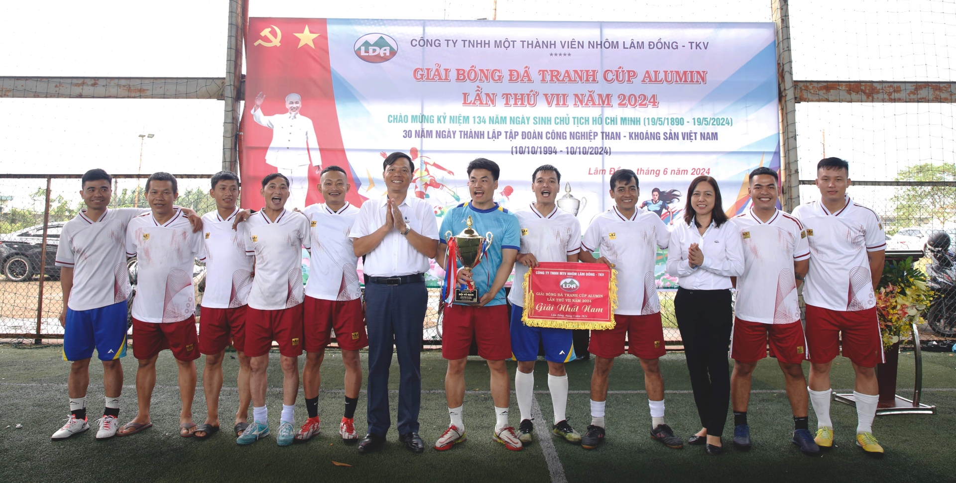 Trao giải nhất bóng đá nam cho đội Liên quân Khí hóa than - Nung Hydrate - Kết tinh