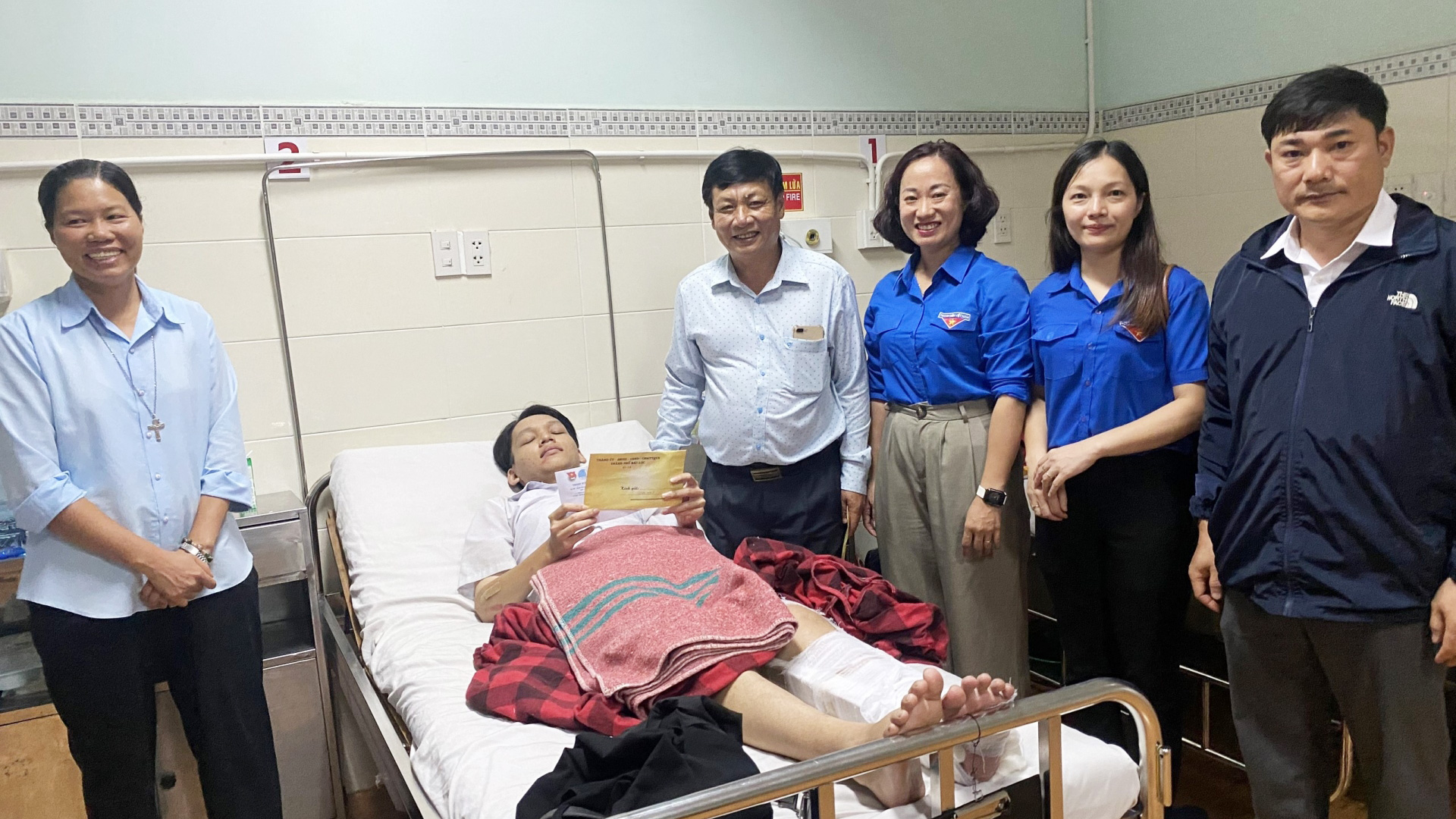 Bảo Lộc: Thăm hỏi và hỗ trợ nam sinh bị tai nạn gãy chân khi đi thi tốt nghiệp
