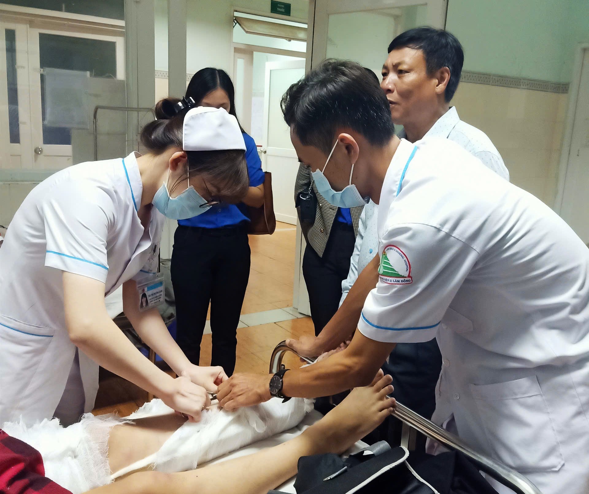 Sau khi được chuyển tới Bệnh viện, em Trần Tuấn Anh được các y, bác sĩ tận tình thăm khám, chăm sóc