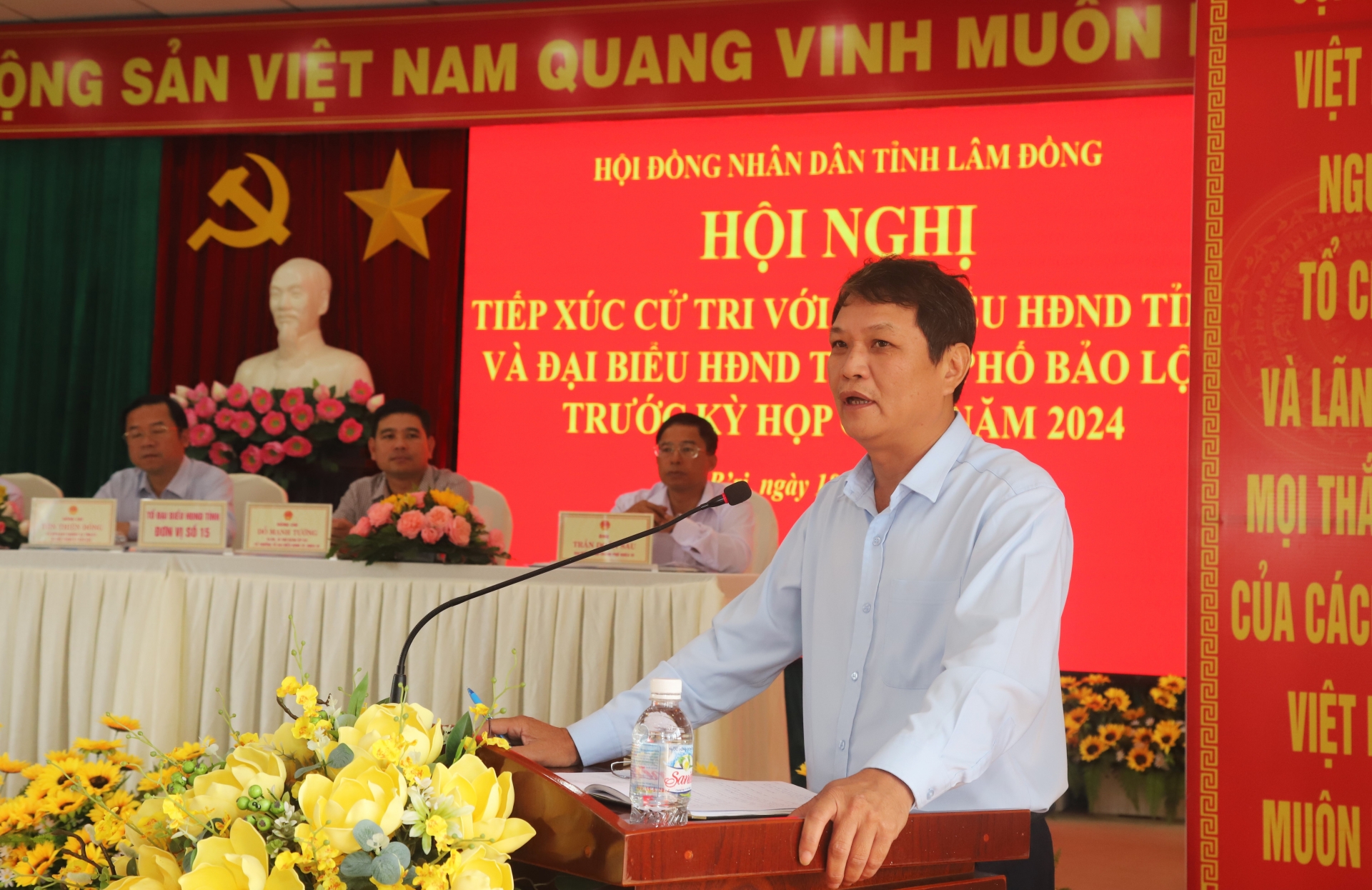 Phó Chủ tịch UBND TP Bảo Lộc Phùng Ngọc Hạp tiếp thu, giải trình ý kiến của cử tri theo thẩm quyền