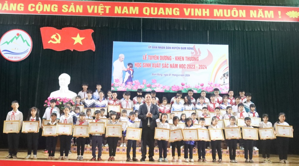 Ông Âu Văn Nghị - Trưởng Phòng Giáo dục và Đào tạo huyện Đam Rông khen thưởng các em học sinh bậc tiểu học  