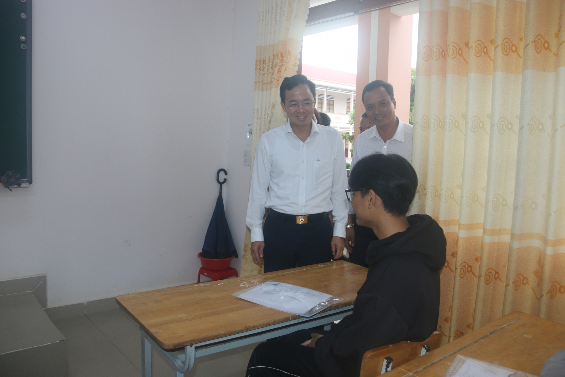 Đồng chí Nguyễn Văn Lộc – Bí thư Huyện ủy thăm hỏi, động viên các thí sinh trước kỳ thi  