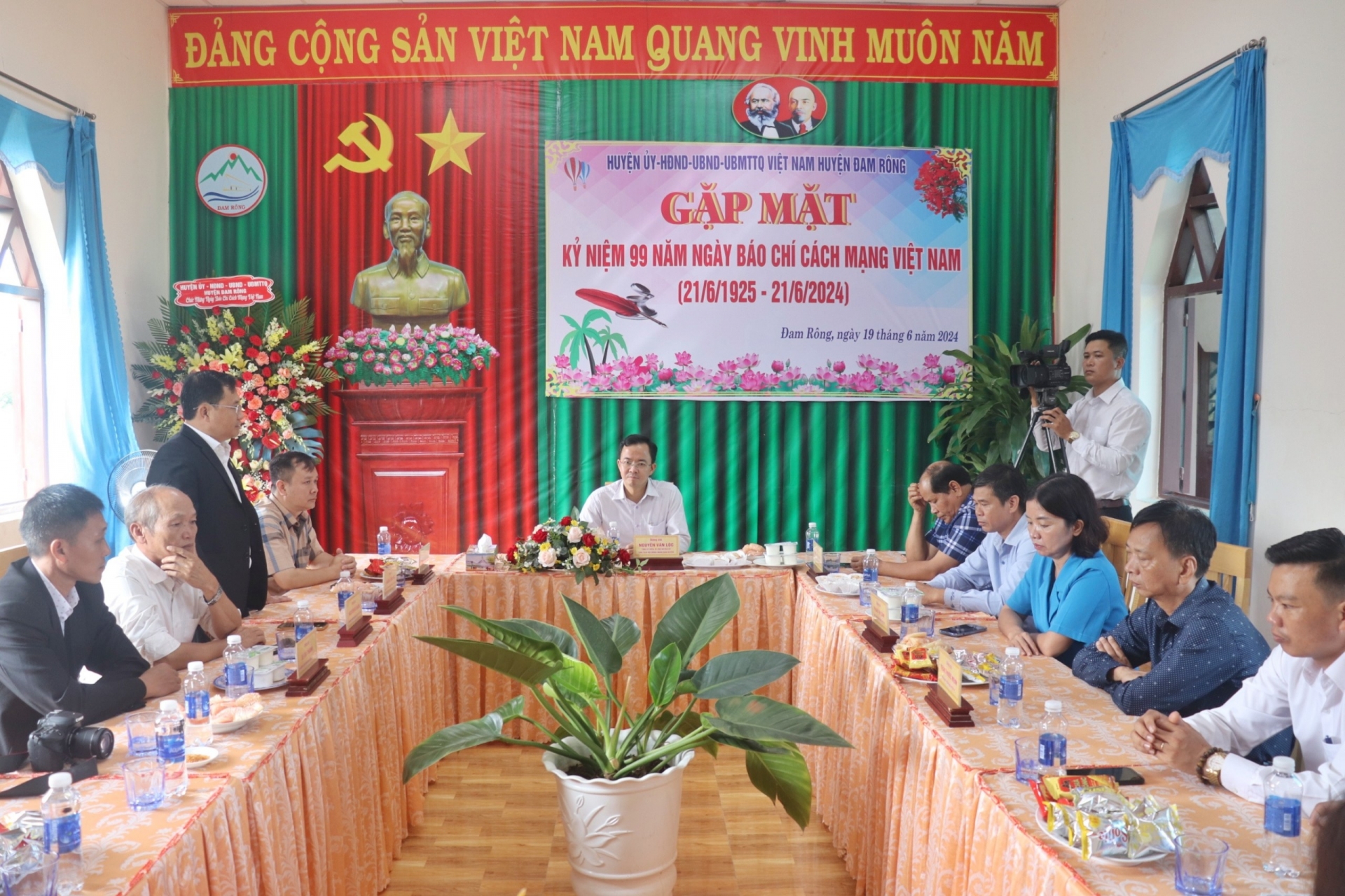 Đồng chí Dương Thái Hội - Giám đốc Trung tâm Văn hóa, Thông tin và Thể thao huyện phát biểu tại buổi gặp mặt  