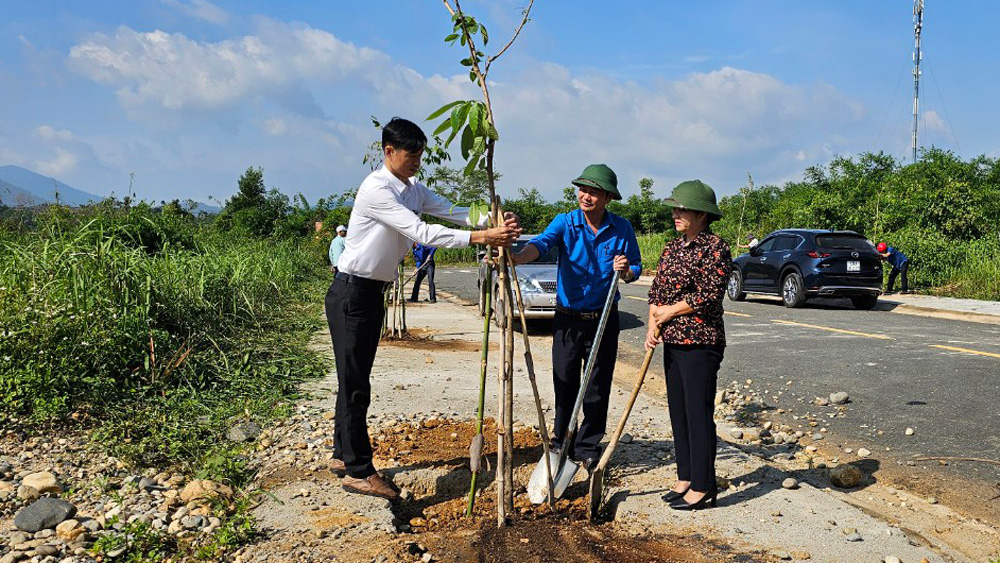 Đại diện lãnh đạo Huyện ủy, UBND huyện trồng cây xanh tại khu dân cư trung tâm huyện