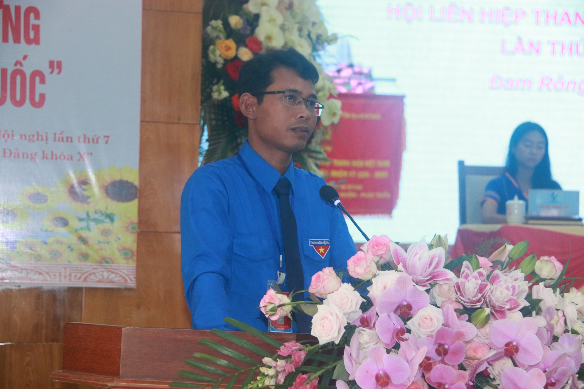 Đồng chí Ndu Ha Biên – Phó Bí thư Tỉnh đoàn phát biểu chỉ đạo và tặng hoa chúc mừng Đai hội