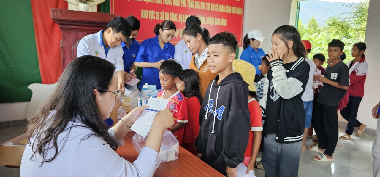 Khám bệnh, cấp thuốc miễn phí và tặng quà cho trẻ em huyện Đam Rông
