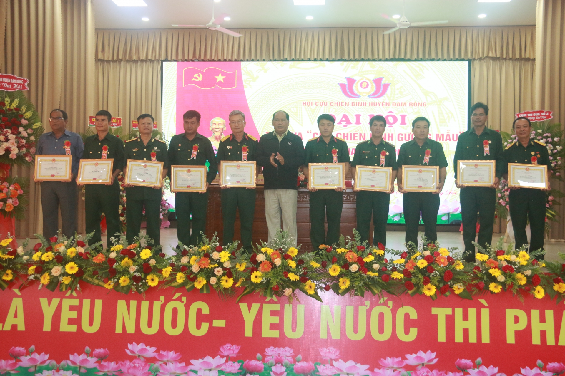 Đồng chí Liêng Hót Ha Hai – Phó Chủ tịch UBND huyện trao giấy khen cho nhiều tập thể, cá nhân có thành tích tiêu biểu