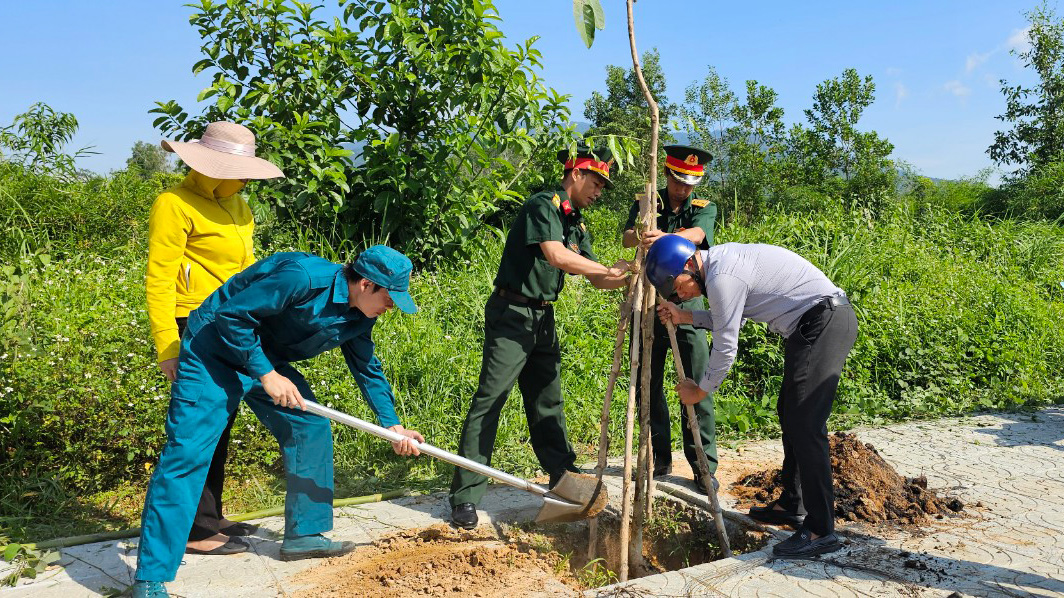 Cán bộ, lực lượng vũ trang tham gia trồng cây tại các tuyến đường