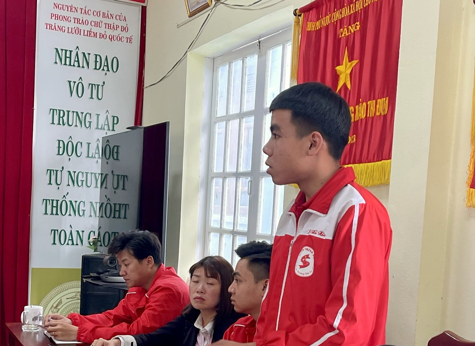 Đại diện Câu lạc bộ Hành trình đỏ tỉnh Lâm Đồng phát biểu sẽ huy động 80 tình nguyện viên tham gia chương trình
